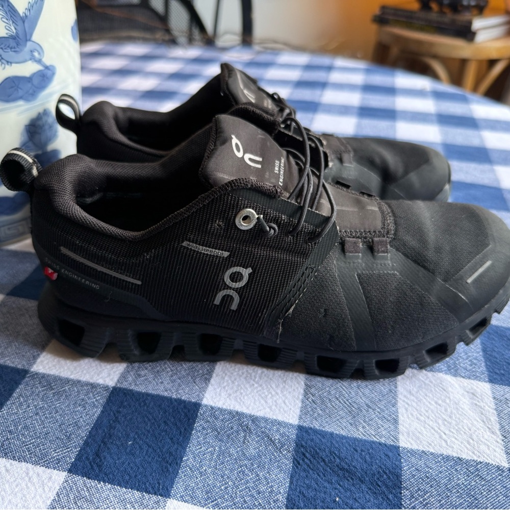 Women’s Waterproof ON Cloud Black Sneakers Size 7 - Clean